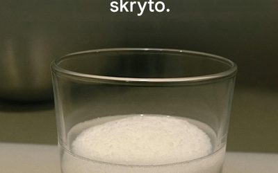 Dejte si doma sklenici vody se solí a octem. Po dni uvidíte něco, co vám bylo skryto.