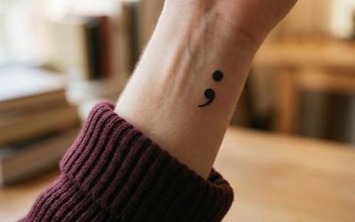 Tetovaný středník: diskrétní symbol, který vypráví příběh odolnosti