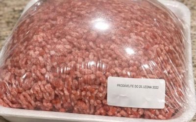 Včera jsem si v obchodě koupil/a balíček mletého hovězího masa a dal/a ho do lednice. Šla jsem vařit večeři a všimla jsem si, že plastová fólie je nafouklá jako balónek, ale datum spotřeby je pořád dobré. Cože?