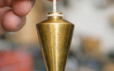 V tátově staré krabici s nářadím jsem našel tohle těžké špičaté mosazné závaží. Má k němu připevněnou šňůrku. Co to je?