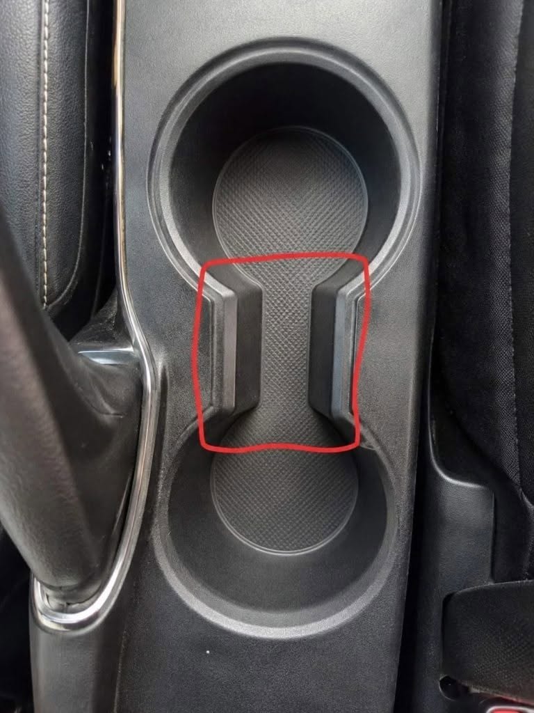 K čemu slouží ten zvláštní prostor mezi držáky nápojů v autě?…